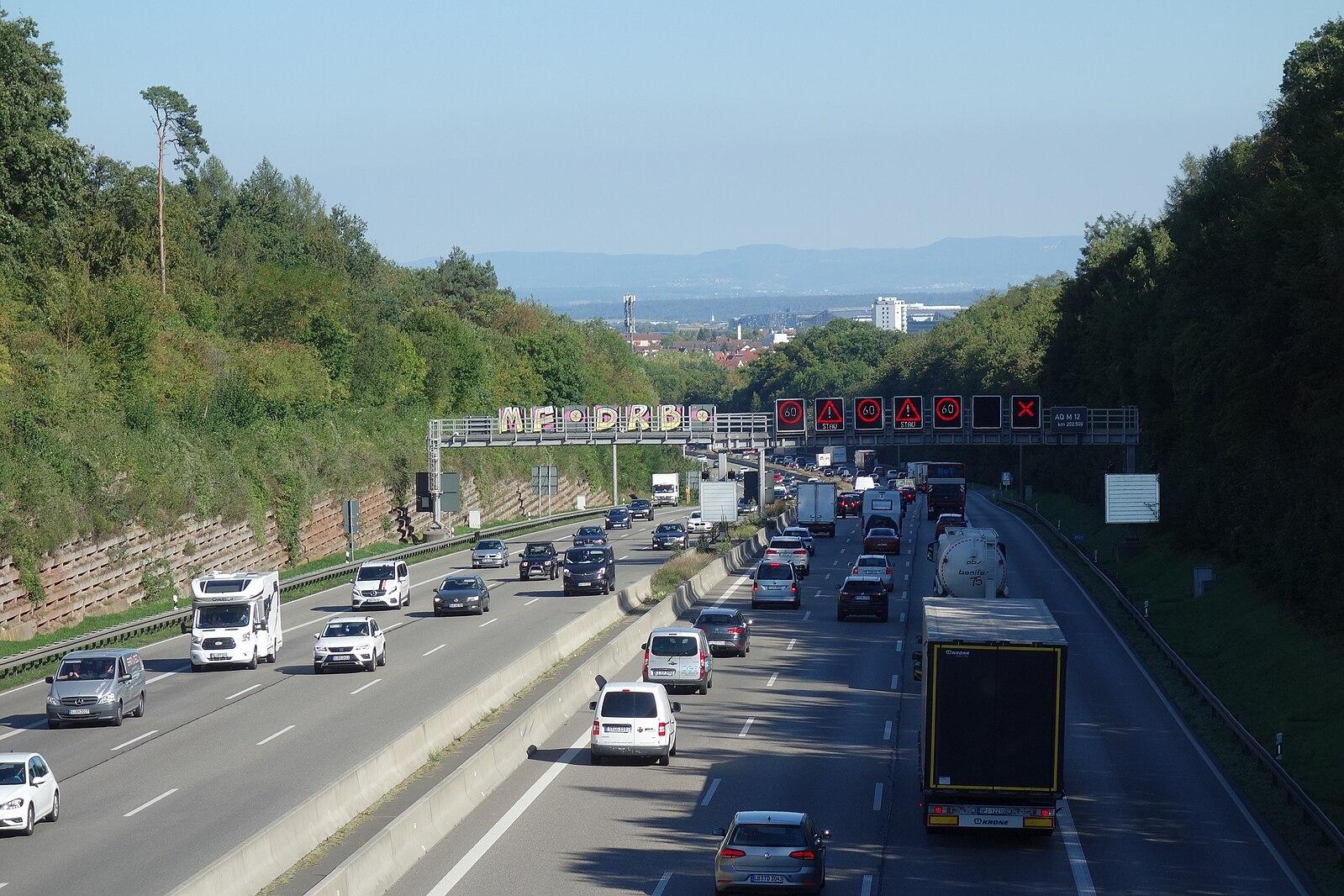 Autobahn A8 bei Stuttgart mit Schwäbischer Alb im Hintergrund