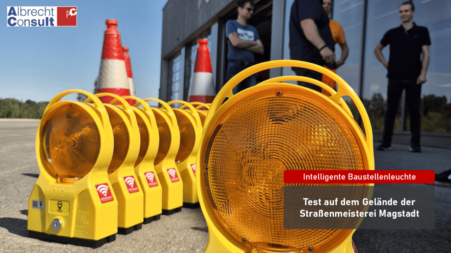 Intelligente Baustellenleuchten Im Einsatz Mehrere gelbe Intelligente Baustellenleuchten stehen auf dem Gelände der Straßenmeisterei Magstadt für den Testaufbau bereit.