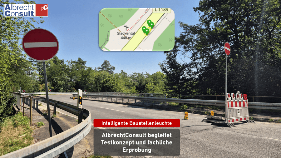 Positionsdaten Immer Hochpräzise Straßensperrung an einer Baustelle mit Intelligenten Baustellenleuchten und eingeblendeter Karte zur Position der Leuchten.