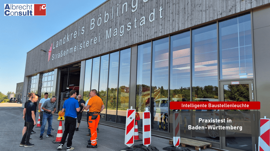 Praxistest Intelligente Baustellenleuchte Gruppe von Projektbeteiligten vor der Straßenmeisterei Magstadt beim Praxistest der Intelligenten Baustellenleuchte.