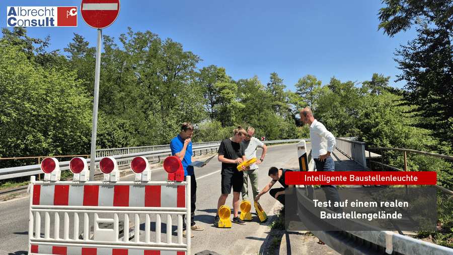 Test Auf Realer Baustelle Praxistest an einer realen Baustelle mit Straßensperrung, mehreren Personen und Intelligenten Baustellenleuchten am Fahrbahnrand.